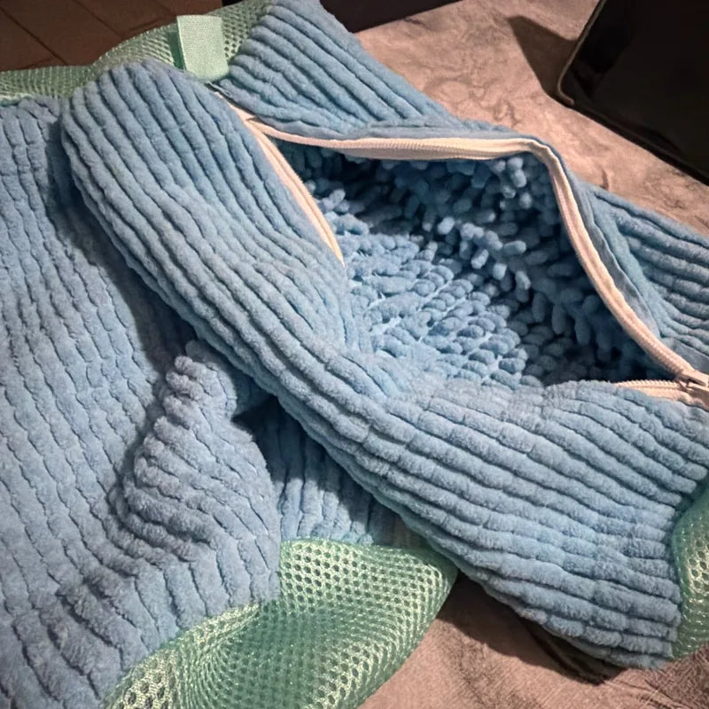 Le sac de lavage bleu ouvert sur sa doublure, photo d'un acheteur
