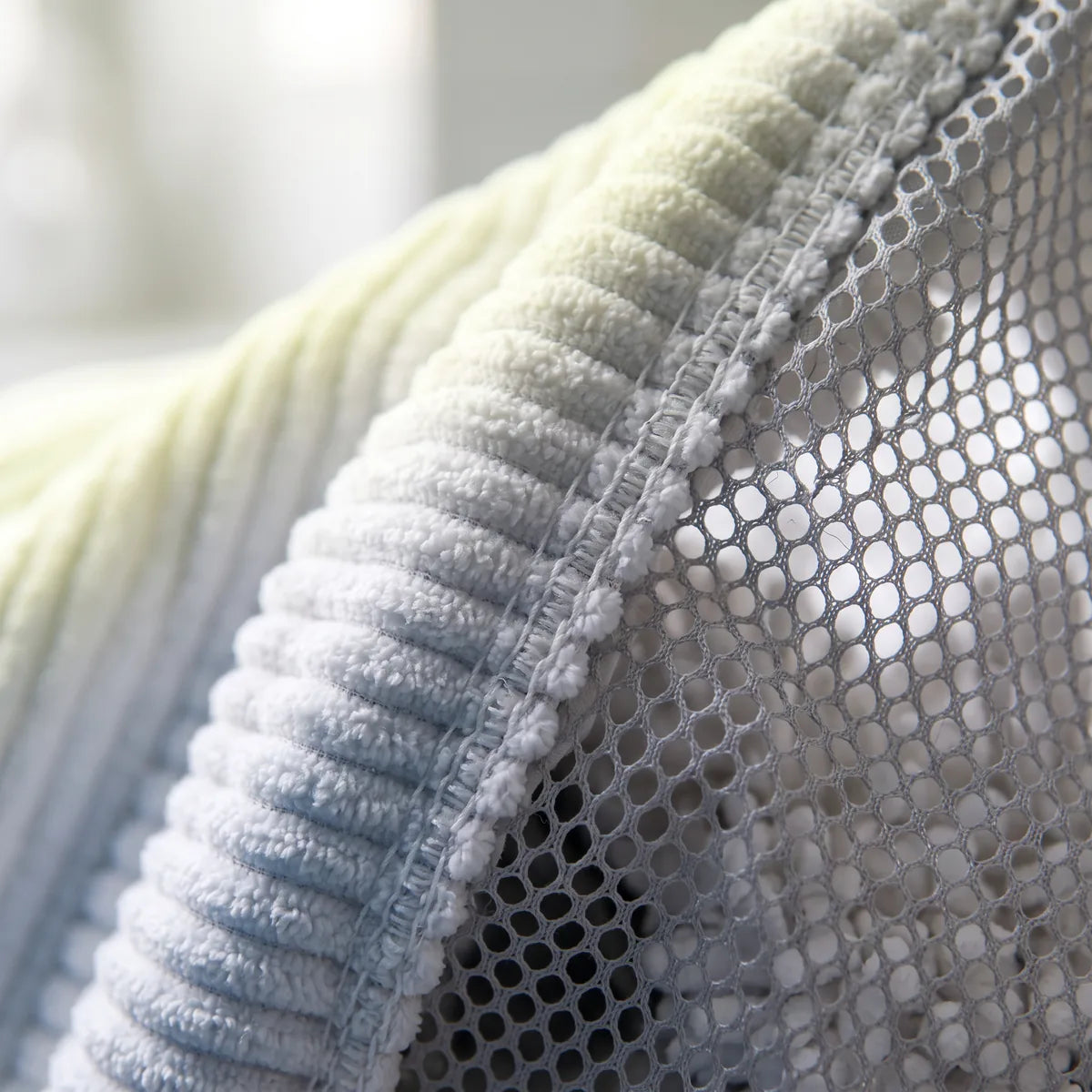 Macro de la couture entre la chenille et le panneau de maille
