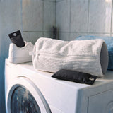 Basket propre avec un sachet de charbon, à côté du sac de lavage Kickow sur la machine