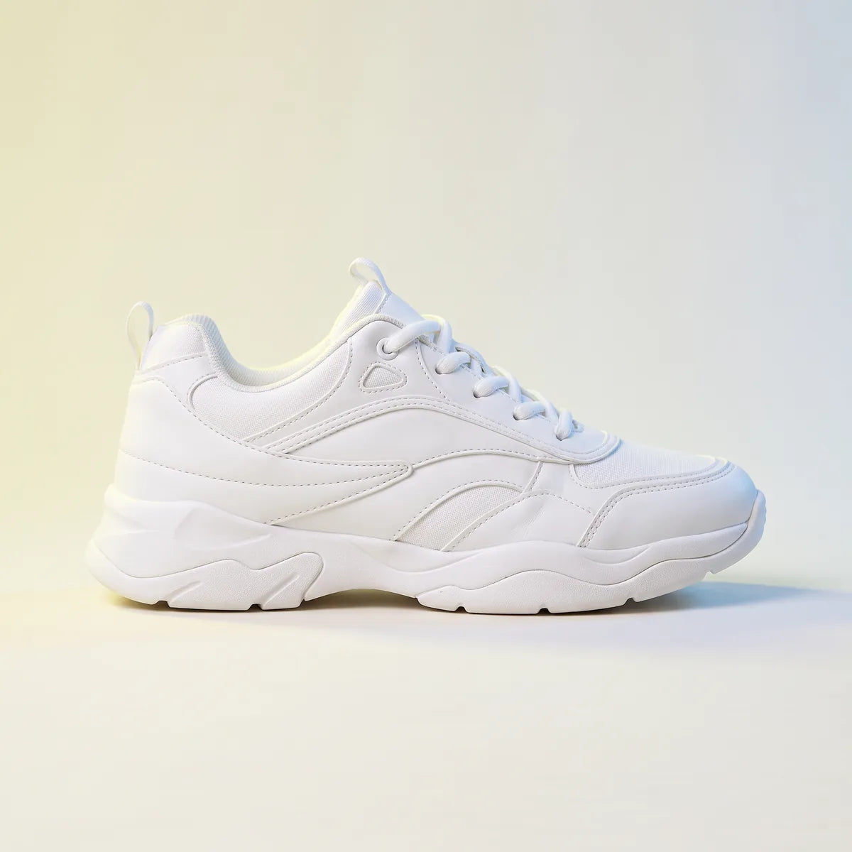 La même sneaker blanche après un cycle à 30&nbsp;°C, même angle et même lumière