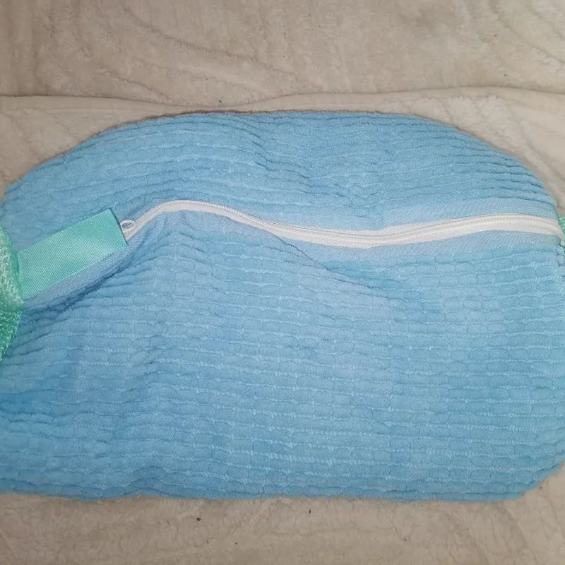 Le sac de lavage bleu fermé, photo d'un acheteur