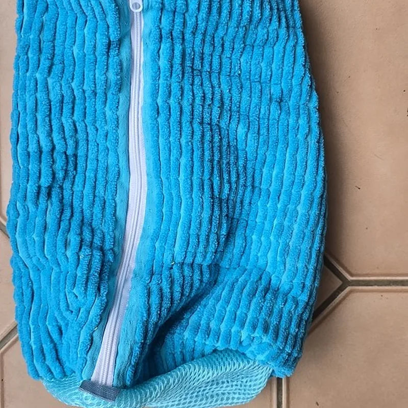 Gros plan sur le zip du sac bleu, photo d'un acheteur