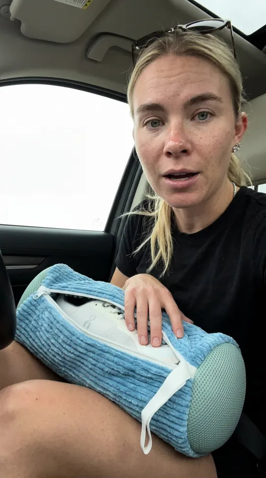Le sac Kickow bleu posé sur les genoux, une sneaker à l'intérieur