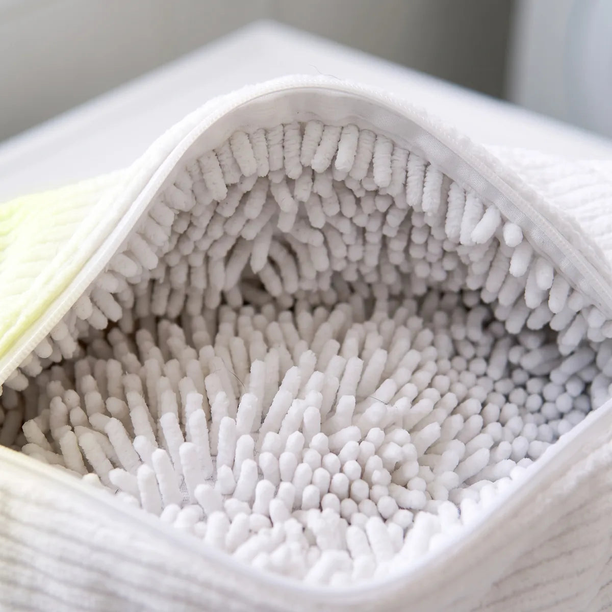 Gros plan sur la doublure en microfibres qui tapisse l'intérieur du sac