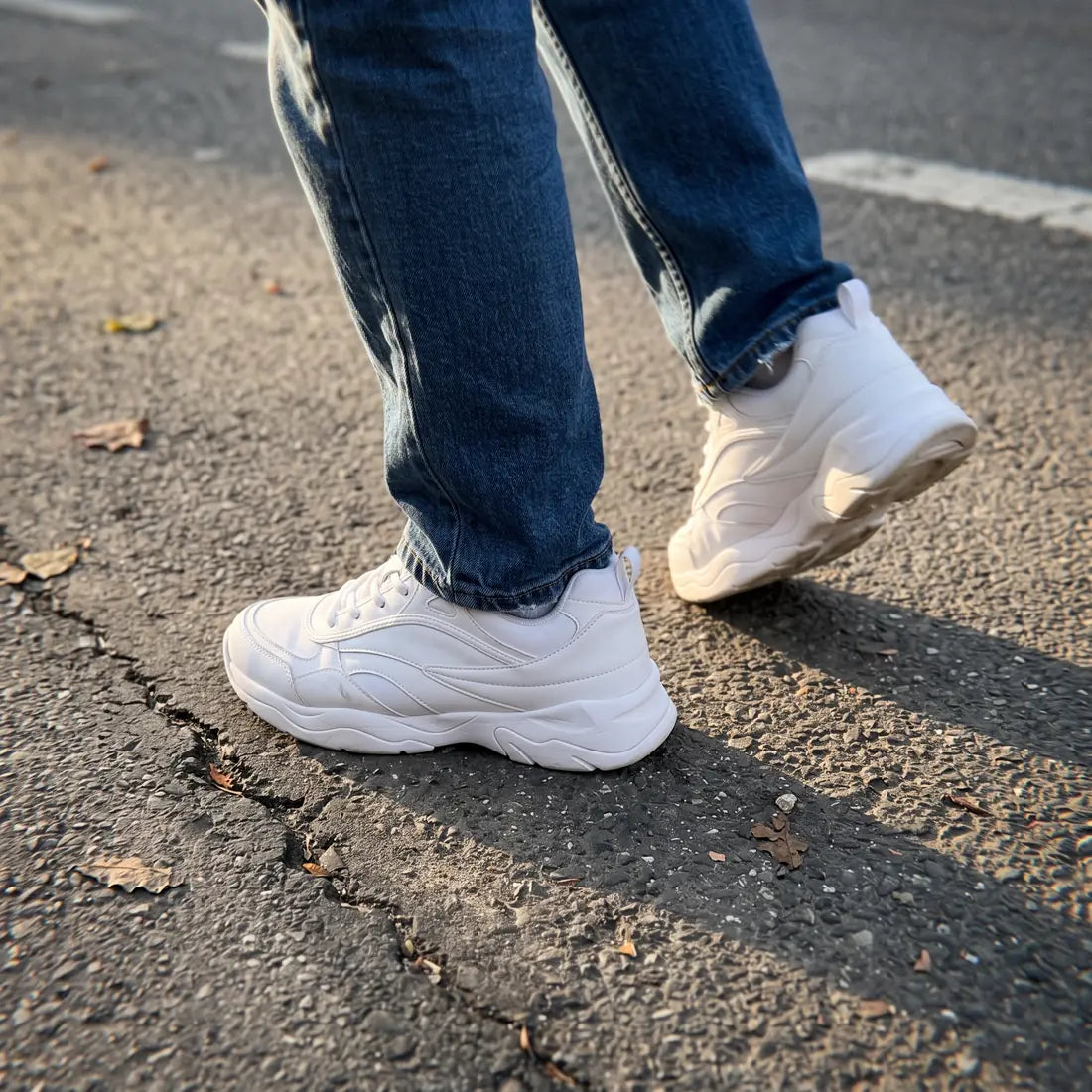Marcher dehors avec une paire de sneakers blanches redevenue portable